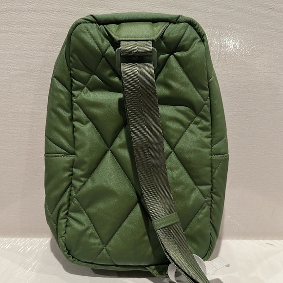 NWT Vera Bradley Essential Sling Crossbady Backpack with Front Pocket. - Picture 3 of 9